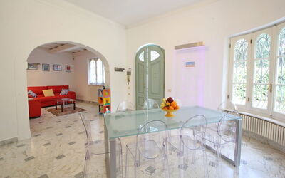 Villa Le Macchie: Meubles, Bâtiment, Fenêtre, Chaise, Cabinetry, Porte, Design Intérieur, Sol, Sol