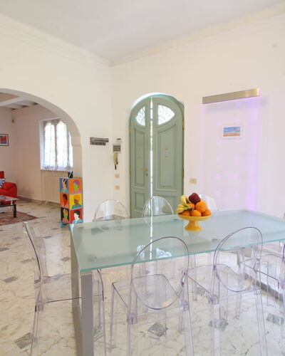 Villa Le Macchie: Meubles, Bâtiment, Fenêtre, Chaise, Cabinetry, Porte, Design Intérieur, Sol, Sol