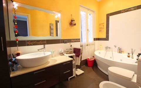 Panorama: Miroir, Robinet, Évier, Luminaire Plomberie, Propriété, Photographier, Lavabo, Salle De Bains, Bleu, Violet