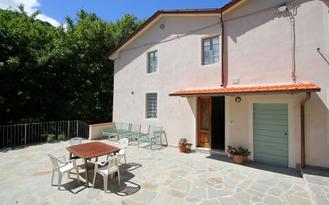 Apuane Retreat: Bâtiment, Propriété, Plante, Fenêtre, Table, Ombre, Ciel, Maison, Chalet, Bois
