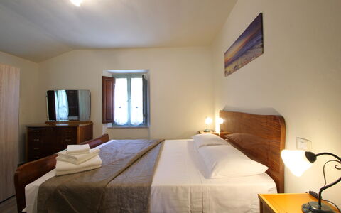 Apuane Retreat: Meubles, Propriété, Miroir, Confort, Lumière, Bâtiment, Éclairage, Textile, Bois, Fenêtre