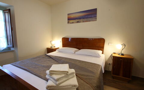 Apuane Retreat: Propriété, Meubles, Confort, Fenêtre, Bois, Ombre, Design Intérieur, Éclairage, Sol