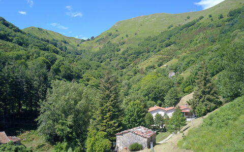 Apuane Retreat: Ciel, Montagne, Plante, Nuage, Communauté Des Plantes, Vert, Paysage Naturel, Arbre, Végétation, Montagnes