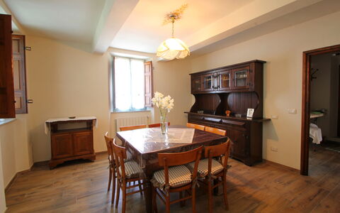 Apuane Retreat: Table, Meubles, Propriété, Cabinetry, Chaise, Bois, Plante D'Appartement, Design Intérieur, Fenêtre, Sol