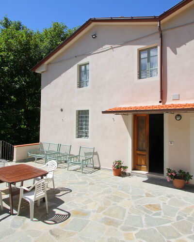 Apuane Retreat: Bâtiment, Propriété, Plante, Fenêtre, Table, Ombre, Ciel, Maison, Chalet, Bois