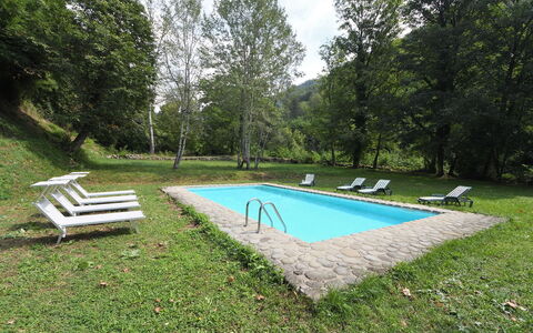 Villa Del Mulino: L'Eau, Plante, Piscine, Ombre, Arbre, Mobilier De Jardin, Herbe, Ciel, Paysage Naturel, Loisir