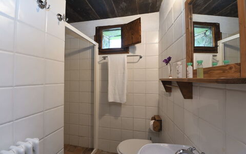 Villa Del Mulino: Miroir, Évier, Propriété, Luminaire Plomberie, Robinet, Violet, Lavabo, Salle De Bains, Design Intérieur, Bâtiment