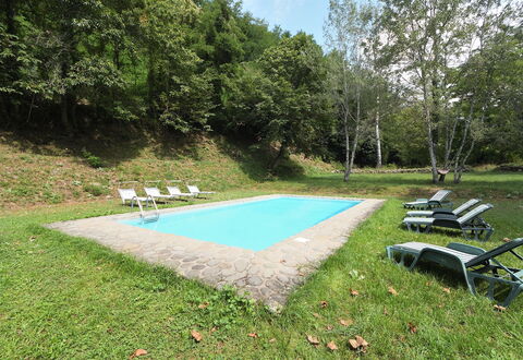 Villa Del Mulino: Plante, Ombre, Lot Terre, Ciel, Herbe, Couverture De Sol, Piscine, Loisir, Mobilier De Jardin, Arbre