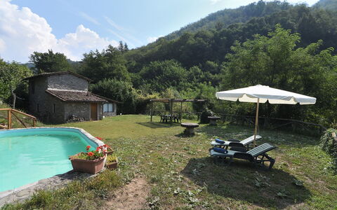 Casa Antelminelli: Plante, L'Eau, Ciel, Nuage, Arbre, Mobilier De Jardin, Ombre, Montagne, Bâtiment, Paysage Naturel