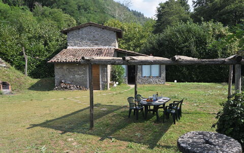 Casa Antelminelli: Plante, Nuage, Écorégion, Bâtiment, Paysage Naturel, Arbre, Lot Terre, Herbe, Chalet, Ombre
