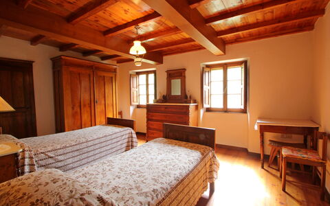 Casa Le Grotte: Meubles, Propriété, Fenêtre, Table, Bois, Confort, Design Intérieur, Sol, Lampe, Bâtiment