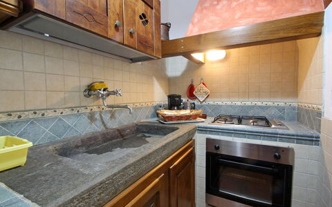 Casa Luigi: Comptoir, Cabinetry, Propriété, Robinet, Cuisinière, Cuisine, Appareil De Cuisine, Bois, Gaz Poele, Luminaire Plomberie