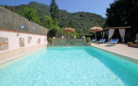 Casa Luigi: L'Eau, Ciel, Plante, Propriété, Piscine, Bleu Azur, La Nature, Bâtiment, Arbre, Loisir