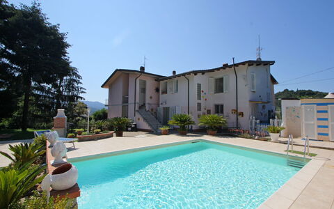 Casa Luigi: L'Eau, Plante, Ciel, Propriété, Bâtiment, Piscine, Bleu Azur, Herbe, Arbre, Loisir