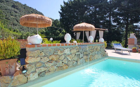 Casa Luigi: L'Eau, Plante, Propriété, Piscine, Bleu Azur, Arbre, Parapluie, Ciel, Architecture, Ombre