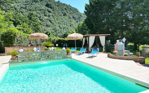 Casa Luigi: L'Eau, Plante, Propriété, Piscine, Ciel, La Nature, Bleu Azur, Arbre, Parapluie, Bâtiment