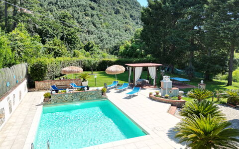 Casa Luigi: L'Eau, Plante, Piscine, La Nature, Bleu Azur, Ciel, Arbre, Loisir, Mobilier De Jardin, Aqua