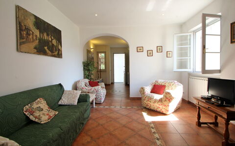 Casa Luigi: Meubles, Cadre, Canapé, Bâtiment, Confort, Design Intérieur, Fenêtre, Lampe, Salon, Table