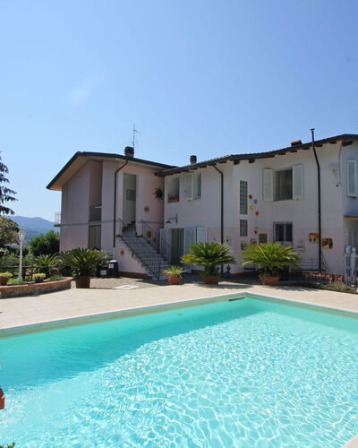 Casa Luigi: L'Eau, Plante, Ciel, Propriété, Bâtiment, Piscine, Bleu Azur, Herbe, Arbre, Loisir
