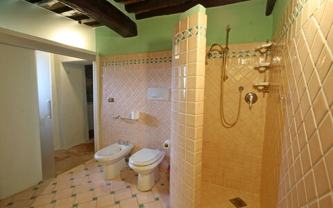 Villa L'antico Casale: Propriété, Luminaire Plomberie, Salle De Bains, Design Intérieur, Toilette, Sol, Sol, Bois, Mur