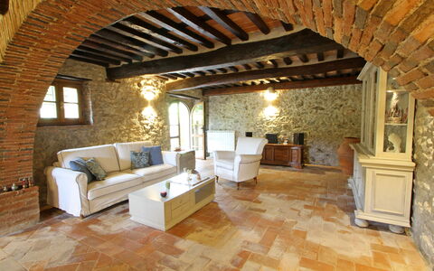 Villa L'antico Casale: Canapé, Bois, Design Intérieur, Sol, Salon, Canapé-Lit, Cadre, Sol, Bâtiment, Immobilier