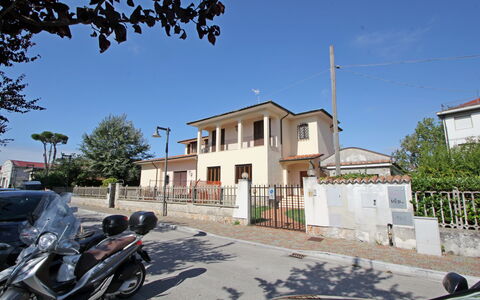 Appartamento Levante: Ciel, Bâtiment, Propriété, Plante, Roue, Fenêtre, Infrastructure, Surface De La Route, Arbre