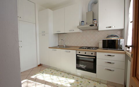 Appartamento Levante: Cabinetry, Comptoir, Bâtiment, Robinet, Tiroir, Cuisinière, Bois, Cuisine, Cooktop, Évier