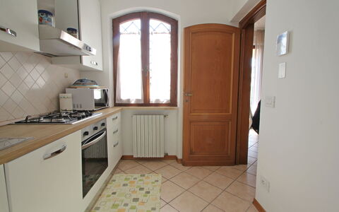 Appartamento Levante: Cabinetry, Meubles, Comptoir, Bâtiment, Fenêtre, Appareil De Cuisine, Bois, Tiroir, Porte, Cuisinière