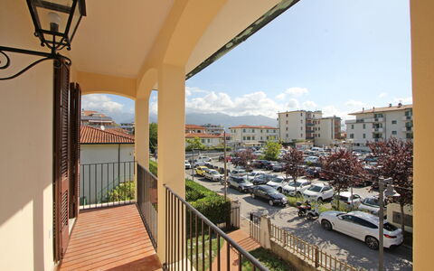 Appartamento Levante: Ciel, Bâtiment, Plante, Nuage, Fenêtre, Voiture, Roue, Ombre, Design Urbain, Quartier