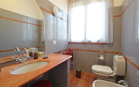 Appartamento Levante: Propriété, Meubles, Fenêtre, Luminaire Plomberie, Évier, Bâtiment, Robinet, Design Intérieur, Cabinetry, Bois