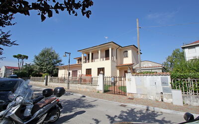 Appartamento Levante: Ciel, Bâtiment, Propriété, Plante, Roue, Fenêtre, Infrastructure, Surface De La Route, Arbre