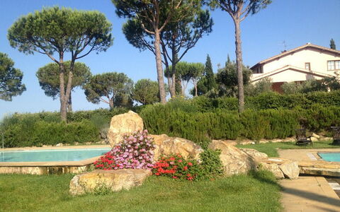 Maremma Retreat: Plante, Ciel, Fleur, Communauté Des Plantes, Arbre, Botanique, Lot Terre, Bâtiment, Herbe, Paysage Naturel
