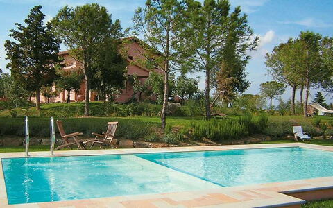 Maremma Retreat: L'Eau, Plante, Propriété, Ciel, Bâtiment, Vert, Piscine, Bleu Azur, Nuage, Arbre