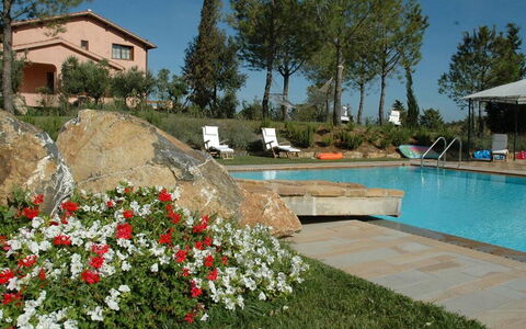 Maremma Retreat: L'Eau, Plante, Fleur, Ciel, Arbre, Fenêtre, Piscine, Bâtiment, Herbe, Immobilier