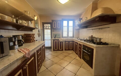 Maremma Retreat: Comptoir, Cabinetry, Bois, Cuisine, Design Intérieur, Cuisinière, Éclairage, Architecture, Appareil De Cuisine, Sol