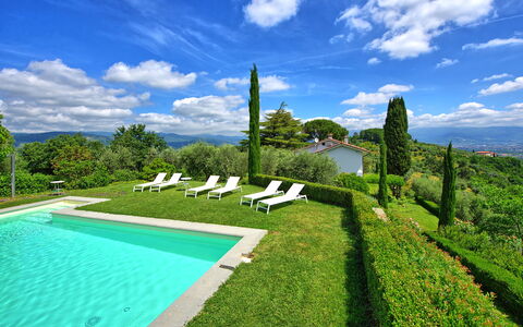 Villa Mami: Nuage, Ciel, L'Eau, Plante, Jour, Vert, Bleu, Bleu Azur, Piscine, Paysage Naturel