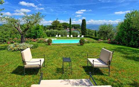 Villa Mami: Ciel, Plante, Nuage, Meubles, L'Eau, Propriété, Vert, Arbre, Paysage Naturel, Mobilier De Jardin