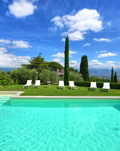 Villa Mami: L'Eau, Nuage, Ciel, Vert, Bleu, Piscine, Bleu Azur, Plante, Paysage Naturel, Rectangle