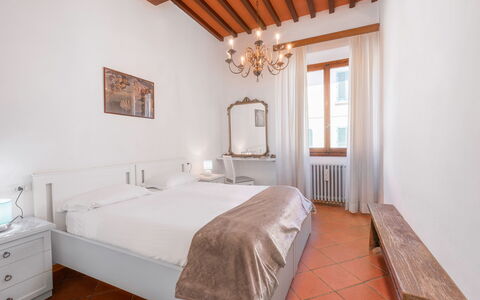 Cascine Apartment In Florence: Mur, Design Intérieur, Chambre, Lit, Plafond, Sol, Sol, Drap De Lit, Pièce, Meubles