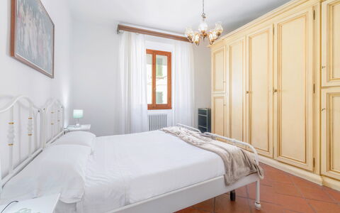 Cascine Apartment In Florence: Design Intérieur, Chambre, Lit, Meubles, Bois, Pièce, Sol, Drap De Lit, Sol, Plafond