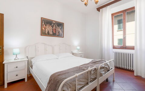Cascine Apartment In Florence: Lit, Design Intérieur, Chambre, Meubles, Drap De Lit, Literie, Pièce, Plafond, Sol, Sol