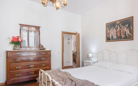 Cascine Apartment In Florence: Lit, Meubles, Chambre, Design Intérieur, Literie, Drap De Lit, Mur, Sol, Bois, Sol