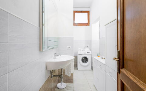 Cascine Apartment In Florence: Sol, Sol, Design Intérieur, Plafond, Luminaire Plomberie, Pièce, Domicile, Salle De Bains, Tuile, Appartement