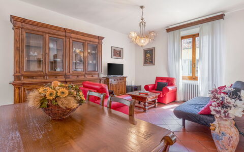 Cascine Apartment In Florence: Meubles, Design Intérieur, Sol, Bois, Sol, Pièce, Plafond, Domicile, Éclairage, Salon