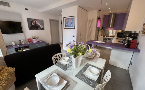 Galleria Degli Artisti: Table, Propriété, Meubles, Plante, Décoration, Violet, Design Intérieur, Cadre, Sol