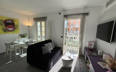 Galleria Degli Artisti: Meubles, Table, Propriété, Cadre, Canapé, Fenêtre, Éclairage, Salon, Chaise, Design Intérieur