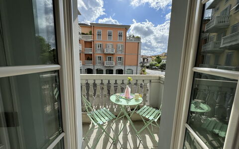 Galleria Degli Artisti: Ciel, Nuage, Bâtiment, Jour, Propriété, Fenêtre, Ombre, Architecture, Design Intérieur
