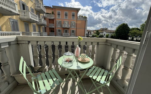 Galleria Degli Artisti: Nuage, Jour, Bâtiment, Meubles, Ciel, Chaise, Fenêtre, Table, Mobilier De Jardin, Design Urbain