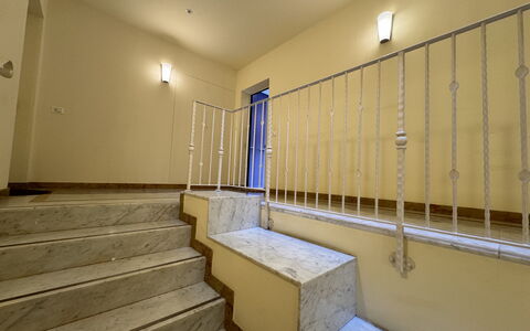 Galleria Degli Artisti: Propriété, Bois, Design Intérieur, Bâtiment, Escaliers, Sol, Sol, Dur, Maison, Plafond