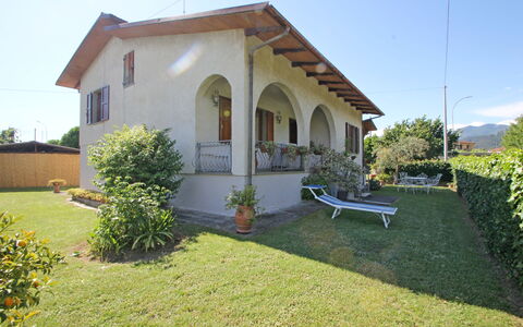 Casa Il Prato: Plante, Ciel, Propriété, Bâtiment, Fenêtre, Arbre, Lot Terre, Porte, Chalet, Maison